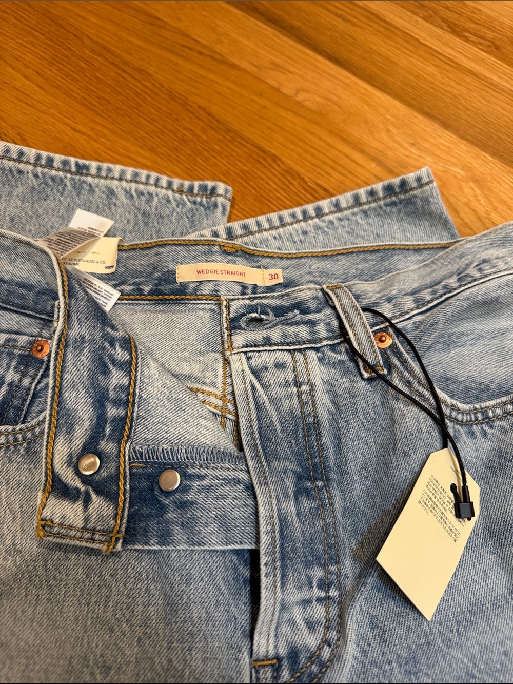 Levi's Women’s Light Blue Straight-Leg Jeans - Classic Denim - Picture 2 of 3